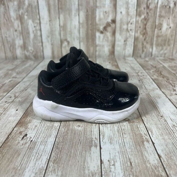 Jordan cmft low toddler‎ 6 black white red - Picture 1 of 8